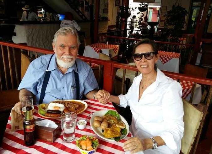 A aposentada Regina Lopes e o marido Bohumil Med apreciaram a gastronomia da cidade(foto: Regina Lopes/Arquivo pessoal) A aposentada Regina Lopes e o marido Bohumil Med apreciaram a gastronomia da cidade(foto: Regina Lopes/Arquivo pessoal)