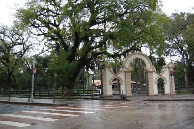 Primeiro parque de Curitiba, tem portões homenageando Cemitério de Cães de Paris. (foto: Vanessamilani/Flickr/Reprodução) Primeiro parque de Curitiba, tem portões homenageando Cemitério de Cães de Paris. (foto: Vanessamilani/Flickr/Reprodução)