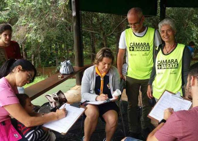 Voluntários coletam assinaturas para o projeto Câmara Mais Barata, que pode ser o primeiro de origem popular aprovado pelo Legislativo local (foto: Câmara Mais Barata/Divulgação ) Voluntários coletam assinaturas para o projeto Câmara Mais Barata, que pode ser o primeiro de origem popular aprovado pelo Legislativo local (foto: Câmara Mais Barata/Divulgação )