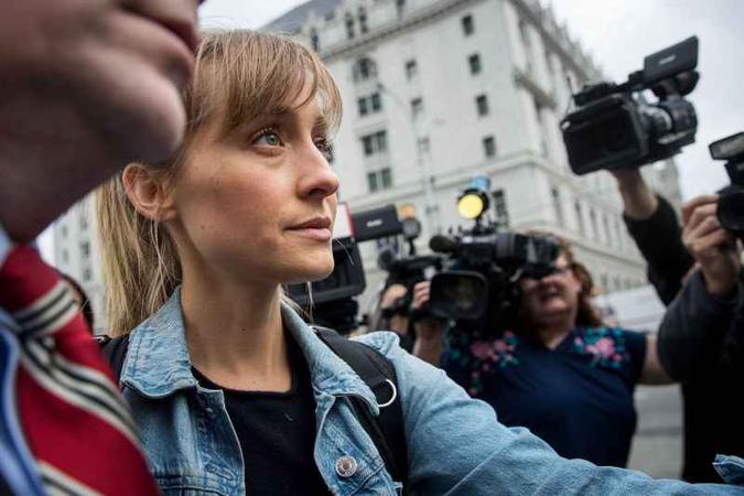 A atriz Allison Mack deixa o Tribunal Distrital dos EUA, em Nova York, em abril, após uma audiência de fiança (foto: Drew Angerer/Getty Images/AFP) A atriz Allison Mack deixa o Tribunal Distrital dos EUA, em Nova York, em abril, após uma audiência de fiança (foto: Drew Angerer/Getty Images/AFP)