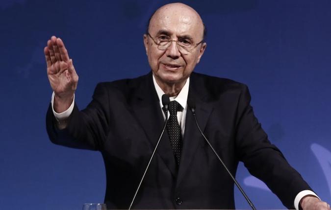 Henrique Meirelles já fez, pelo menos, quatro previsões frustradas de apreciação da reforma no Congresso. Agora, aposta que o governo conseguirá votar as mudanças, mesmo que parcialmente, em novembro(foto: AFP / Miguel SCHINCARIOL) Henrique Meirelles já fez, pelo menos, quatro previsões frustradas de apreciação da reforma no Congresso. Agora, aposta que o governo conseguirá votar as mudanças, mesmo que parcialmente, em novembro(foto: AFP / Miguel SCHINCARIOL)