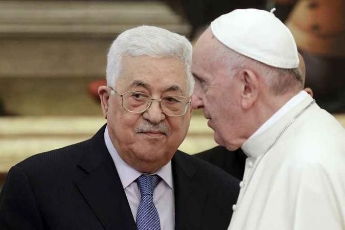 O papa conversou durante 20 minutos com o líder palestino em sua biblioteca com a ajuda de um tradutor religioso(foto: AFP) O papa conversou durante 20 minutos com o líder palestino em sua biblioteca com a ajuda de um tradutor religioso(foto: AFP)