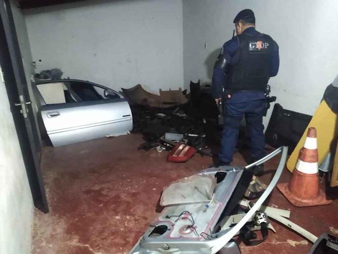 Carro havia desmontado havia sito roubado em outubro em Santo Antônio do Descoberto (GO)(foto: PMDF/Divulgação) Carro havia desmontado havia sito roubado em outubro em Santo Antônio do Descoberto (GO)(foto: PMDF/Divulgação)