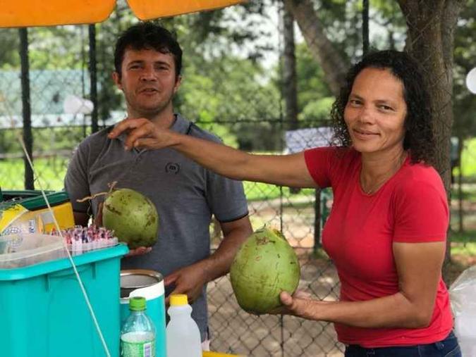 Alessandra e Jairo venderam menos cocos que o normal (foto: Renata Rusky/CB/D.A Press) Alessandra e Jairo venderam menos cocos que o normal (foto: Renata Rusky/CB/D.A Press)