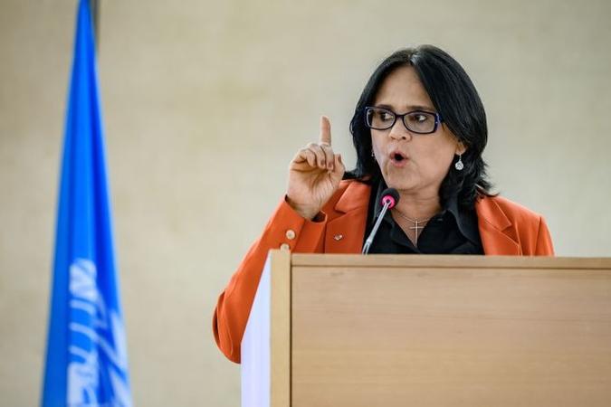 Em conversa com jornalista, após discursar, ministra negou que tivesse defendido o motim no Ceará. Mas reconheceu que os PMs estão ''no limite''(foto: AFP / Fabrice COFFRINI) Em conversa com jornalista, após discursar, ministra negou que tivesse defendido o motim no Ceará. Mas reconheceu que os PMs estão ''no limite''(foto: AFP / Fabrice COFFRINI)