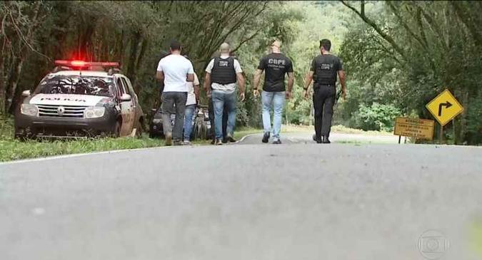 Policiais civis do Paraná percorrem a PR-473 em busca de pistas para ajudar a esclarecer o caso do ataque à caravana de Lula(foto: Reprodução) Policiais civis do Paraná percorrem a PR-473 em busca de pistas para ajudar a esclarecer o caso do ataque à caravana de Lula(foto: Reprodução)