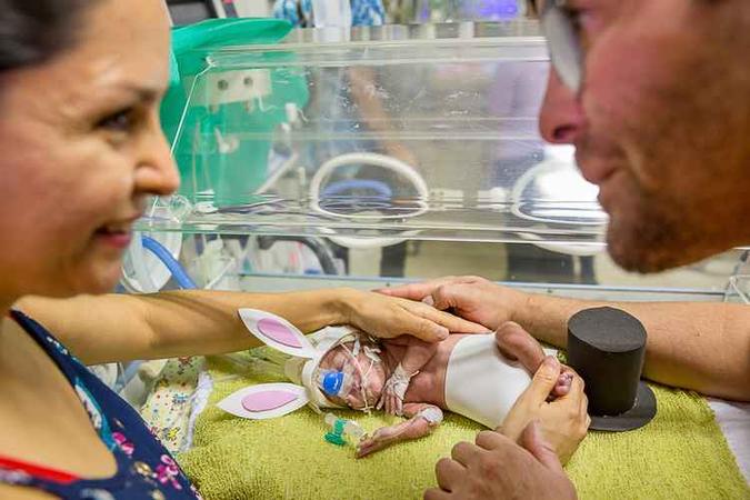 'Para mim, as fotos foram emocionantes. A gente fica preocupada sempre, por isso foi um momento descontraído,' diz Kátia Conseudra da Silva, mãe do Emanuel, que nasceu na 29ª semana de gravidez (foto: Daniel Santiago) 'Para mim, as fotos foram emocionantes. A gente fica preocupada sempre, por isso foi um momento descontraído,' diz Kátia Conseudra da Silva, mãe do Emanuel, que nasceu na 29ª semana de gravidez (foto: Daniel Santiago)