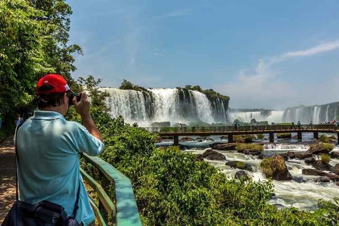 Turista nas cataratas de Foz do Iguaçu(foto: MTur/Divulgação) Turista nas cataratas de Foz do Iguaçu(foto: MTur/Divulgação)