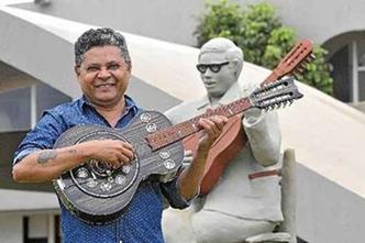 Francisco de Assis orgulha-se de viver do repente: só uns cinco em Brasília conseguem sobreviver da profissão (foto: Minervino Junior/CB/D.A Press) Francisco de Assis orgulha-se de viver do repente: só uns cinco em Brasília conseguem sobreviver da profissão (foto: Minervino Junior/CB/D.A Press)