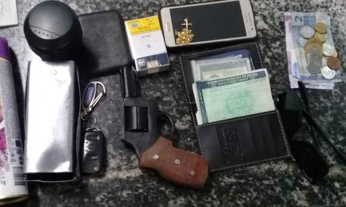 Com o suspeito foram encontrados os pertences da vítima(foto: PMDF/Divulgação) Com o suspeito foram encontrados os pertences da vítima(foto: PMDF/Divulgação)