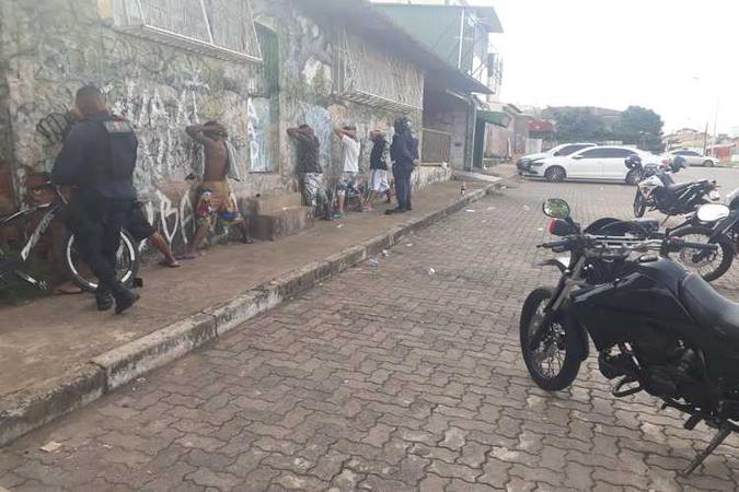 Suspeitos intimidavam moradores para realizarem a venda de drogas em praça de Taguatinga(foto: PMDF/Divulgação) Suspeitos intimidavam moradores para realizarem a venda de drogas em praça de Taguatinga(foto: PMDF/Divulgação)