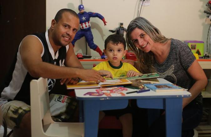 Cec�lia Martins e Gleiderson de Oliveira v�o levar o filho Pietro para a escola pela primeira vez este ano(foto: Wallace Martins/Esp. CB/D.A Press)