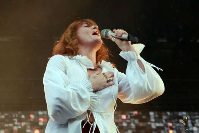 Florence Welch em show em Nova York, em junho(foto: AFP) Florence Welch em show em Nova York, em junho(foto: AFP)