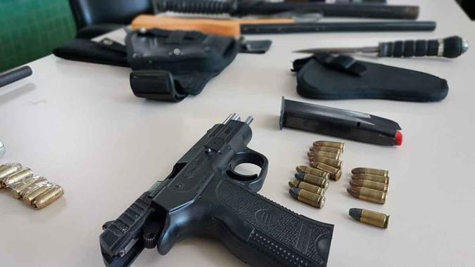Armas foram apreendidas com os suspeitos(foto: Divicom/Divulgação) Armas foram apreendidas com os suspeitos(foto: Divicom/Divulgação)