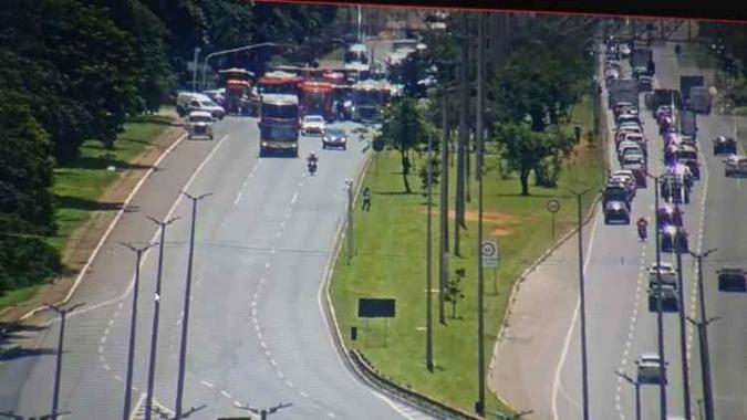 Todas as faixas da rodovia ficaram interditadas durante o socorro do Corpo de Bombeiros(foto: Divulgação/DER) Todas as faixas da rodovia ficaram interditadas durante o socorro do Corpo de Bombeiros(foto: Divulgação/DER)