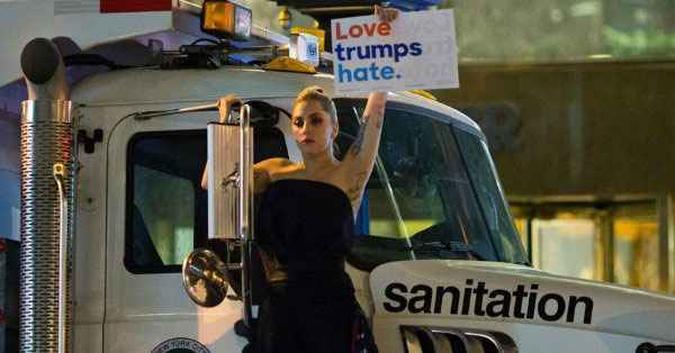 Lady Gaga protestou em frente ao prédio de Trump: Lady Gaga protestou em frente ao prédio de Trump: