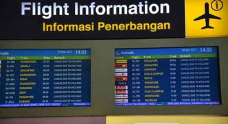 Uma placa de informação de voo mostra a lista de voos atrasados %u200B%u200Bdevido ao vulcão no aeroporto internacional Ngurah Rai em Denpasar, em Bali(foto: Juni Kriswanto/ AFP ) Uma placa de informação de voo mostra a lista de voos atrasados %u200B%u200Bdevido ao vulcão no aeroporto internacional Ngurah Rai em Denpasar, em Bali(foto: Juni Kriswanto/ AFP )