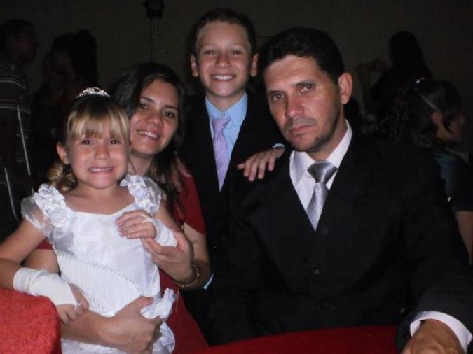 O casal Edvaldo e Sandra, com os filhos, Matheus e Nicole: morte na BR-040, a caminho do Distrito Federal(foto: Facebook/Reprodução) O casal Edvaldo e Sandra, com os filhos, Matheus e Nicole: morte na BR-040, a caminho do Distrito Federal(foto: Facebook/Reprodução)