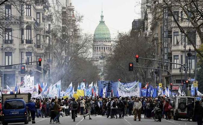 A moeda argentina caiu 50% desde janeiro e impulsionou os preços internos, reduzindo o poder de compra dos salários.(foto: JUAN MABROMATA / AFP) A moeda argentina caiu 50% desde janeiro e impulsionou os preços internos, reduzindo o poder de compra dos salários.(foto: JUAN MABROMATA / AFP)