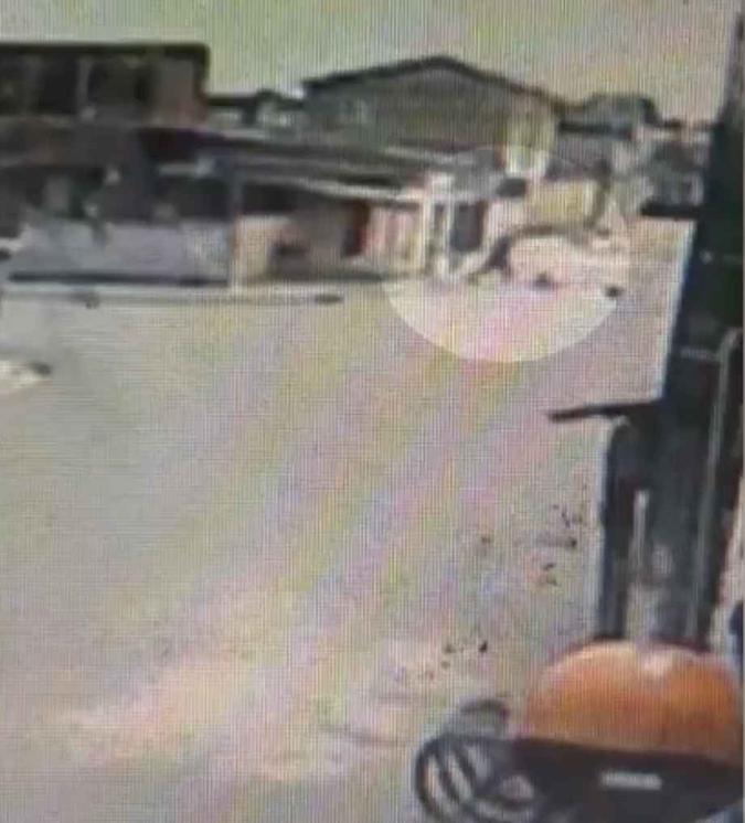 Após o desentendimento, o aposentado cai no asfalto e passa a ser atingido com pauladas(foto: Reprodução/G1) Após o desentendimento, o aposentado cai no asfalto e passa a ser atingido com pauladas(foto: Reprodução/G1)