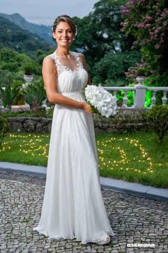 No casamento com Jair Bolsonaro, em 2013, Michelle Bolsonaro usou vestido feito sob medida pela estilista Marie Lafayette, a mesma que deve assinar o seu traje na posse(foto: Aszmann Fotografias/Reprodução) No casamento com Jair Bolsonaro, em 2013, Michelle Bolsonaro usou vestido feito sob medida pela estilista Marie Lafayette, a mesma que deve assinar o seu traje na posse(foto: Aszmann Fotografias/Reprodução)