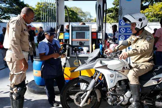 Gasolina poderá ser comprada a preços sem impostos em algumas cidades(foto: Arquivo/Tânia Rêgo/Agência Brasil ) Gasolina poderá ser comprada a preços sem impostos em algumas cidades(foto: Arquivo/Tânia Rêgo/Agência Brasil )