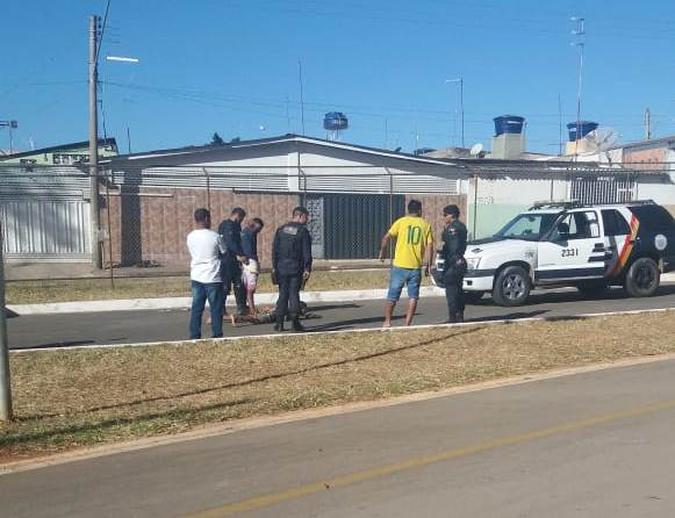Policiais da PMDF estiveram no local para auxiliar na captura dos suspeitos(foto: PMDF/Divulgação) Policiais da PMDF estiveram no local para auxiliar na captura dos suspeitos(foto: PMDF/Divulgação)