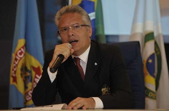 O delegado Luiz Dórea coordena o Centro de Cooperação Policial Internacional, que, nesta Copa, recebeu 205 agentes de 37 países(foto: José Cruz/Agência Brasil) O delegado Luiz Dórea coordena o Centro de Cooperação Policial Internacional, que, nesta Copa, recebeu 205 agentes de 37 países(foto: José Cruz/Agência Brasil)