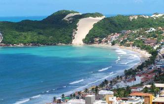 A praia de Ponta Negra é uma das mais admiradas pelos turistas. Ao fundo, o Morro do Careca(foto: Youtube/Reprodução) A praia de Ponta Negra é uma das mais admiradas pelos turistas. Ao fundo, o Morro do Careca(foto: Youtube/Reprodução)