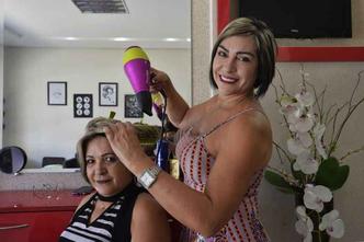 Val Andrade (D) com a cliente Rita M�rcia: as pessoas se conhecem(foto: Marcelo Ferreira/CB/D.A Press)