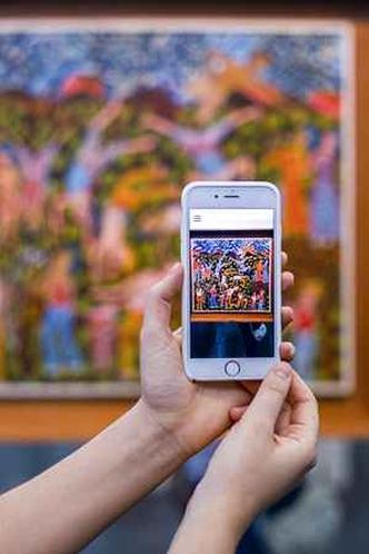 Usando a realidade aumentada, o app integra o real com o virtual(foto: Victoria Negreiros/Divulgação) Usando a realidade aumentada, o app integra o real com o virtual(foto: Victoria Negreiros/Divulgação)