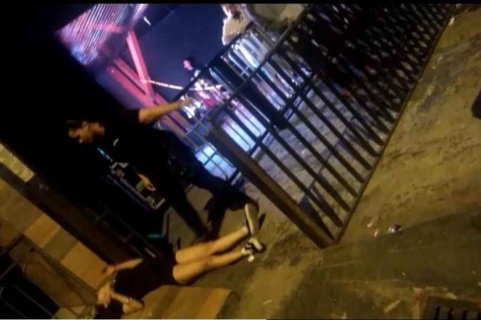 A jovem foi agredida em frente ao estabelecimento(foto: Reprodução/Facebook) A jovem foi agredida em frente ao estabelecimento(foto: Reprodução/Facebook)