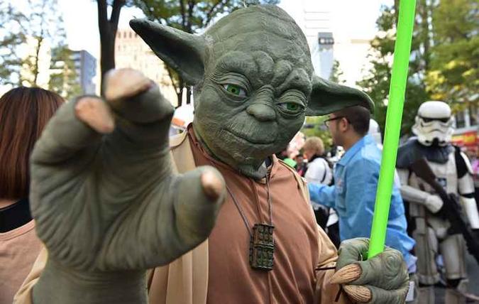 Personagens como o Mestre Yoda e Chewbacca interagem com os visitantes (foto: Kazuhiro Nogi/AFP) Personagens como o Mestre Yoda e Chewbacca interagem com os visitantes (foto: Kazuhiro Nogi/AFP)