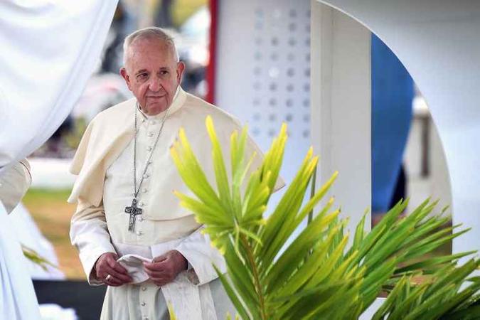 Diante das autoridades e de personalidades do país, o papa condenou a Diante das autoridades e de personalidades do país, o papa condenou a