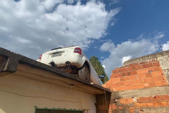 Carro atingiu duas residências em Vicente Pires e ficou pendurado no telhado de uma das casas. Condutora e passageiro estavam embriagados(foto: Agatha Gonzaga/Esp. CB/D.A Press) Carro atingiu duas residências em Vicente Pires e ficou pendurado no telhado de uma das casas. Condutora e passageiro estavam embriagados(foto: Agatha Gonzaga/Esp. CB/D.A Press)