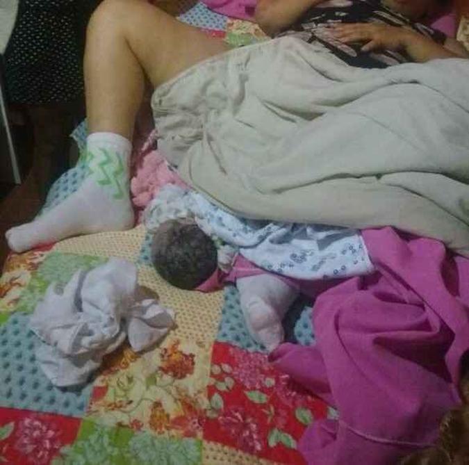 A criança e a mãe, logo após o parto em casa, feito pelo marido e uma amiga do casal(foto: Arquivo pessoal) A criança e a mãe, logo após o parto em casa, feito pelo marido e uma amiga do casal(foto: Arquivo pessoal)