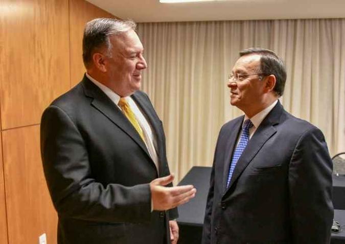 Secretário Pompeo se reúne com ministro do Exterior peruano Néstor Popolizio O Secretário de Estado dos EUA, Michael R. Pompeo, se reúne com o Ministro das Relações Exteriores do Peru, Néstor Popolizio, em Brasília, Brasil, em 1º de janeiro de 2019(foto: Departamento de Estado de Ron Przysucha / Public Domain) Secretário Pompeo se reúne com ministro do Exterior peruano Néstor Popolizio O Secretário de Estado dos EUA, Michael R. Pompeo, se reúne com o Ministro das Relações Exteriores do Peru, Néstor Popolizio, em Brasília, Brasil, em 1º de janeiro de 2019(foto: Departamento de Estado de Ron Przysucha / Public Domain)