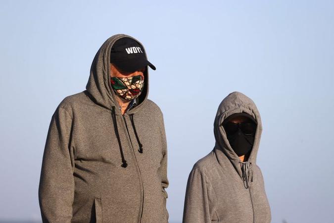 Casal caminha protegido com máscaras: estudo feito na Inglaterra aponta redução de atividade sexual durante quarentena(foto: AFP) Casal caminha protegido com máscaras: estudo feito na Inglaterra aponta redução de atividade sexual durante quarentena(foto: AFP)