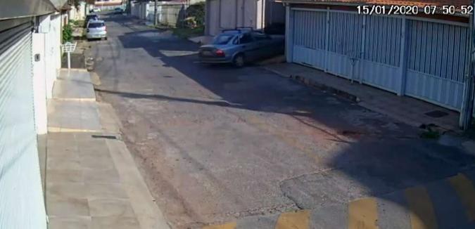 (foto: Assaltantes saem da casa às 7h50, em um Vectra, com pertences das vítimas ) (foto: Assaltantes saem da casa às 7h50, em um Vectra, com pertences das vítimas )