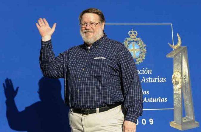 Em uma entrevista de 2012 ao site especializado The Verge, Ray Tomlinson comemorava o fato de sua invenção ser Em uma entrevista de 2012 ao site especializado The Verge, Ray Tomlinson comemorava o fato de sua invenção ser