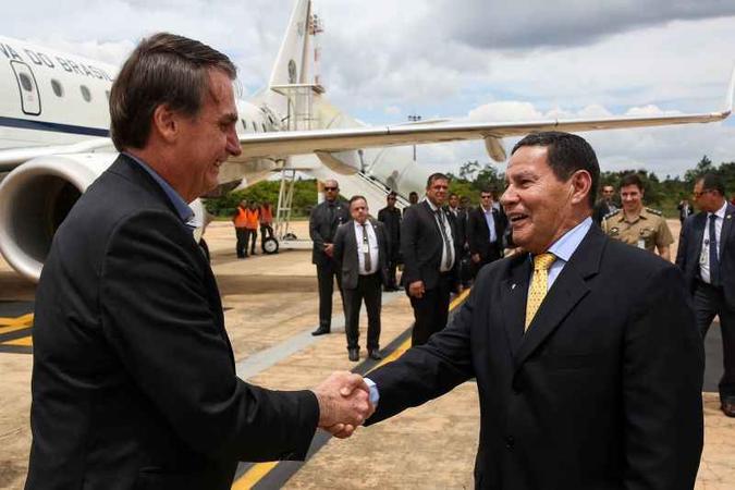 Vice Hamilton Mourão recebe o presidente Bolsonaro em Brasília: dos obstáculos a serem enfrentados, o protagonismo do general é o menor(foto: Marcos Corrêa/PR) Vice Hamilton Mourão recebe o presidente Bolsonaro em Brasília: dos obstáculos a serem enfrentados, o protagonismo do general é o menor(foto: Marcos Corrêa/PR)