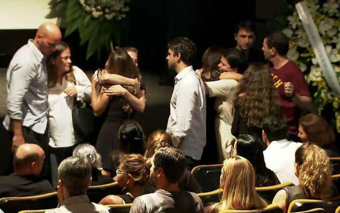 Veruska Boechat, viúva de Ricardo Boechat, sendo abraçada durante o velório do jornalista(foto: Reprodução/TV Globo ) Veruska Boechat, viúva de Ricardo Boechat, sendo abraçada durante o velório do jornalista(foto: Reprodução/TV Globo )