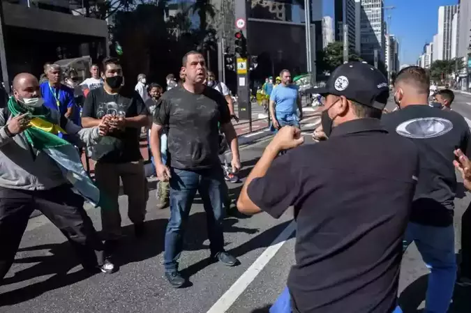 No último domingo (31), em São Paulo, atos pró-democracia e antifascistas organizados por coletivos de torcidas de futebol e um grupo de manifestantes pró-governo entraram em embate(foto: AFP / NELSON ALMEIDA) No último domingo (31), em São Paulo, atos pró-democracia e antifascistas organizados por coletivos de torcidas de futebol e um grupo de manifestantes pró-governo entraram em embate(foto: AFP / NELSON ALMEIDA)