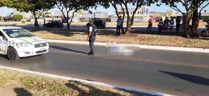 A vítima atropelada morreu na hora. O caso ocorreu por volta das 5h desta terça-feira (17/9)(foto: Renato Silva Araujo/Divulgação) A vítima atropelada morreu na hora. O caso ocorreu por volta das 5h desta terça-feira (17/9)(foto: Renato Silva Araujo/Divulgação)