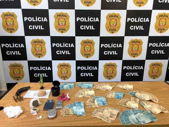 Agentes prenderam oito pessoas e apreenderam drogas, dinheiro e armas(foto: PCDF/Divulgação) Agentes prenderam oito pessoas e apreenderam drogas, dinheiro e armas(foto: PCDF/Divulgação)