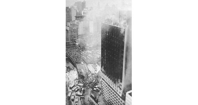 Edifício Joelma, na região central de São Paulo, durante incêndio em 1974Arquivo/Folha Imagem Edifício Joelma, na região central de São Paulo, durante incêndio em 1974Arquivo/Folha Imagem