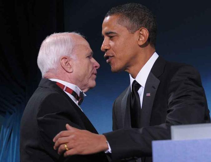 McCain cumprimenta Barack Obama, que o derrotaria, no último debate da eleição presidencial de 2008(foto: Mandel Ngan/AFP - 19/1/09) McCain cumprimenta Barack Obama, que o derrotaria, no último debate da eleição presidencial de 2008(foto: Mandel Ngan/AFP - 19/1/09)