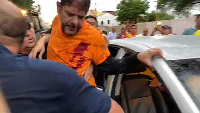 Antes de se indignar e acabar atingido, Cid tinha dado aos revoltosos cinco minutos para que retirassem a barricada erguida no centro de Sobral(foto: Reprodução/Twitter) Antes de se indignar e acabar atingido, Cid tinha dado aos revoltosos cinco minutos para que retirassem a barricada erguida no centro de Sobral(foto: Reprodução/Twitter)