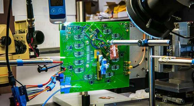 Quando a luz passa pela parte ótica da câmera, suas curvas mudam a direção dos fótons, de forma que eles atinjam um componente que transforma essa luz na imagem que vemos na fotografia(foto: Caltech/Hajimiri Lab) Quando a luz passa pela parte ótica da câmera, suas curvas mudam a direção dos fótons, de forma que eles atinjam um componente que transforma essa luz na imagem que vemos na fotografia(foto: Caltech/Hajimiri Lab)