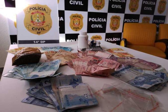 Suspeito foi preso com maconha, dinheiro em espécie e uma balança de precisão (foto: PDCF/Divulgação) Suspeito foi preso com maconha, dinheiro em espécie e uma balança de precisão (foto: PDCF/Divulgação)